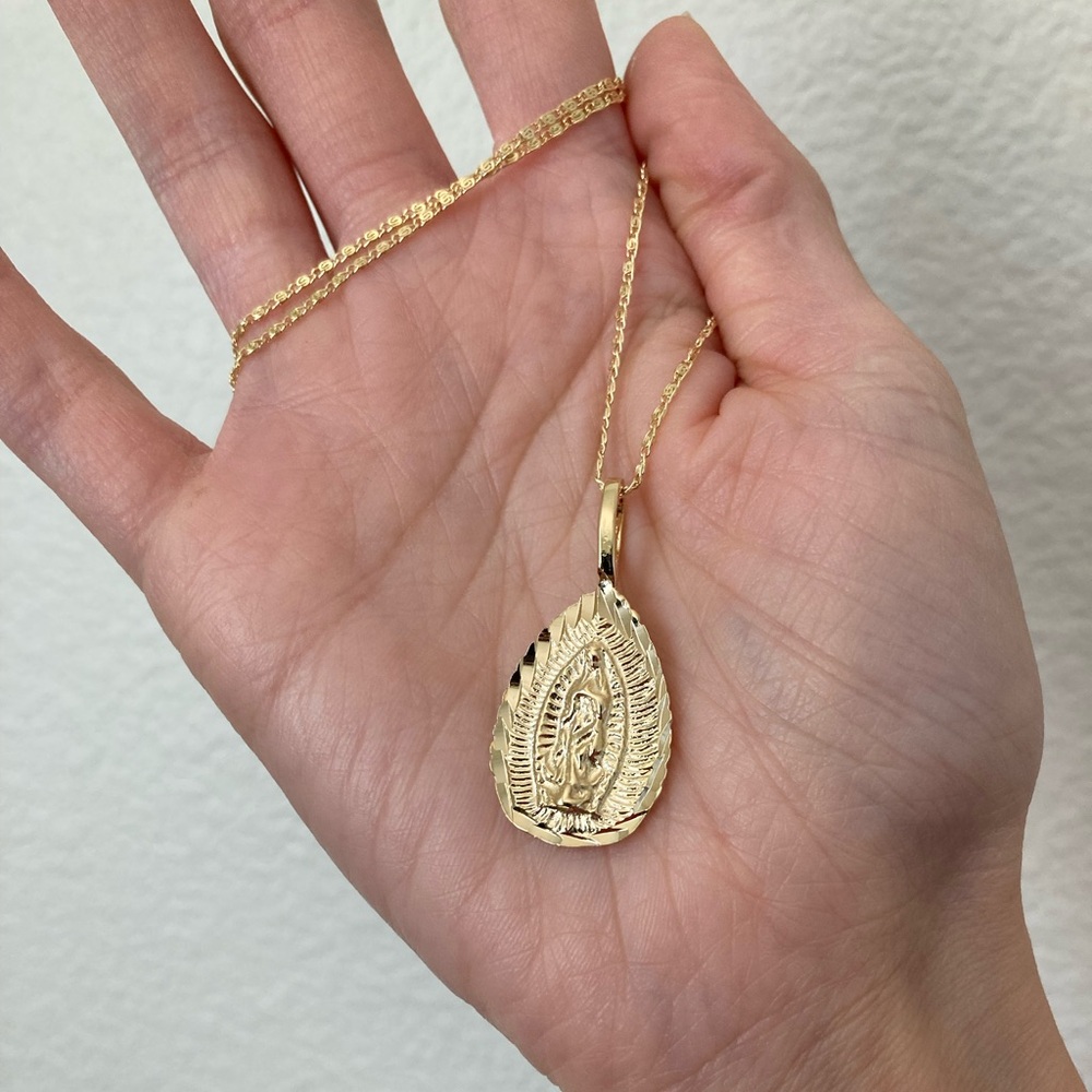 New Vanessa Mooney THE SAINT MARY GOLD NECKLACE - Picture 5 of 6